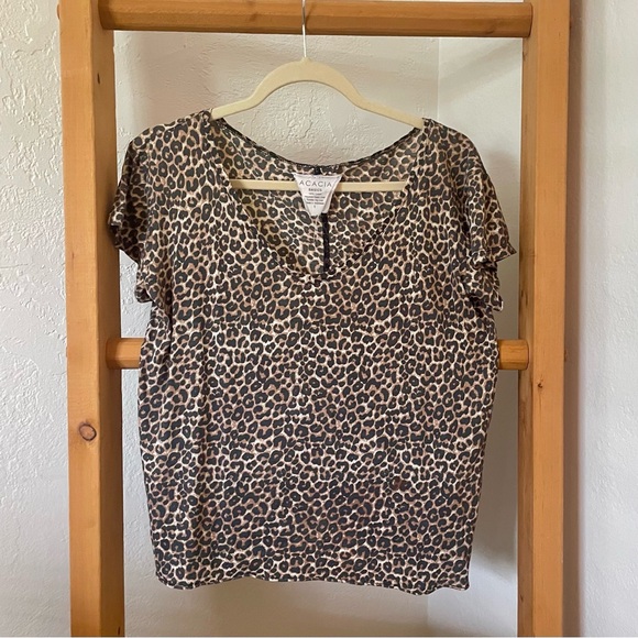 Acacia Basics | Leopard V Neck Tee | Small - Picture 2 of 5